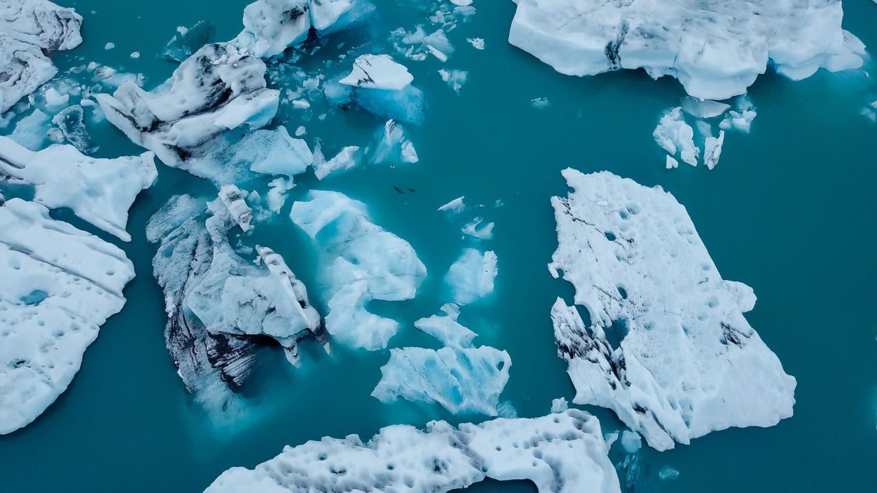 découvrez comment le changement climatique influence le secteur de l'assurance : hausse des risques, adaptation des couvertures et nouveaux défis pour protéger particuliers et entreprises face aux événements climatiques extrêmes.