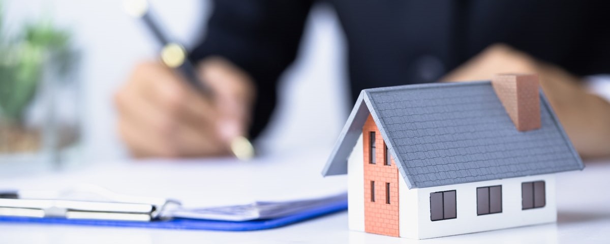 découvrez comment profiter de la baisse des primes d'assurance habitation pour protéger votre logement à moindre coût et économiser sur vos assurances.