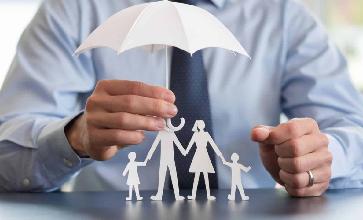 découvrez les raisons de la hausse des primes d'assurance habitation et comment optimiser votre contrat pour faire des économies.