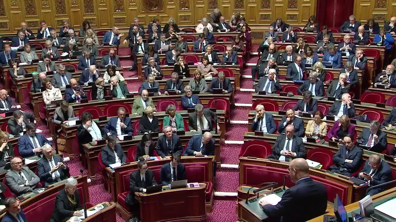le sénat adopte une surprime exceptionnelle en réponse aux émeutes, visant à soutenir les forces de l'ordre et restaurer la sécurité.