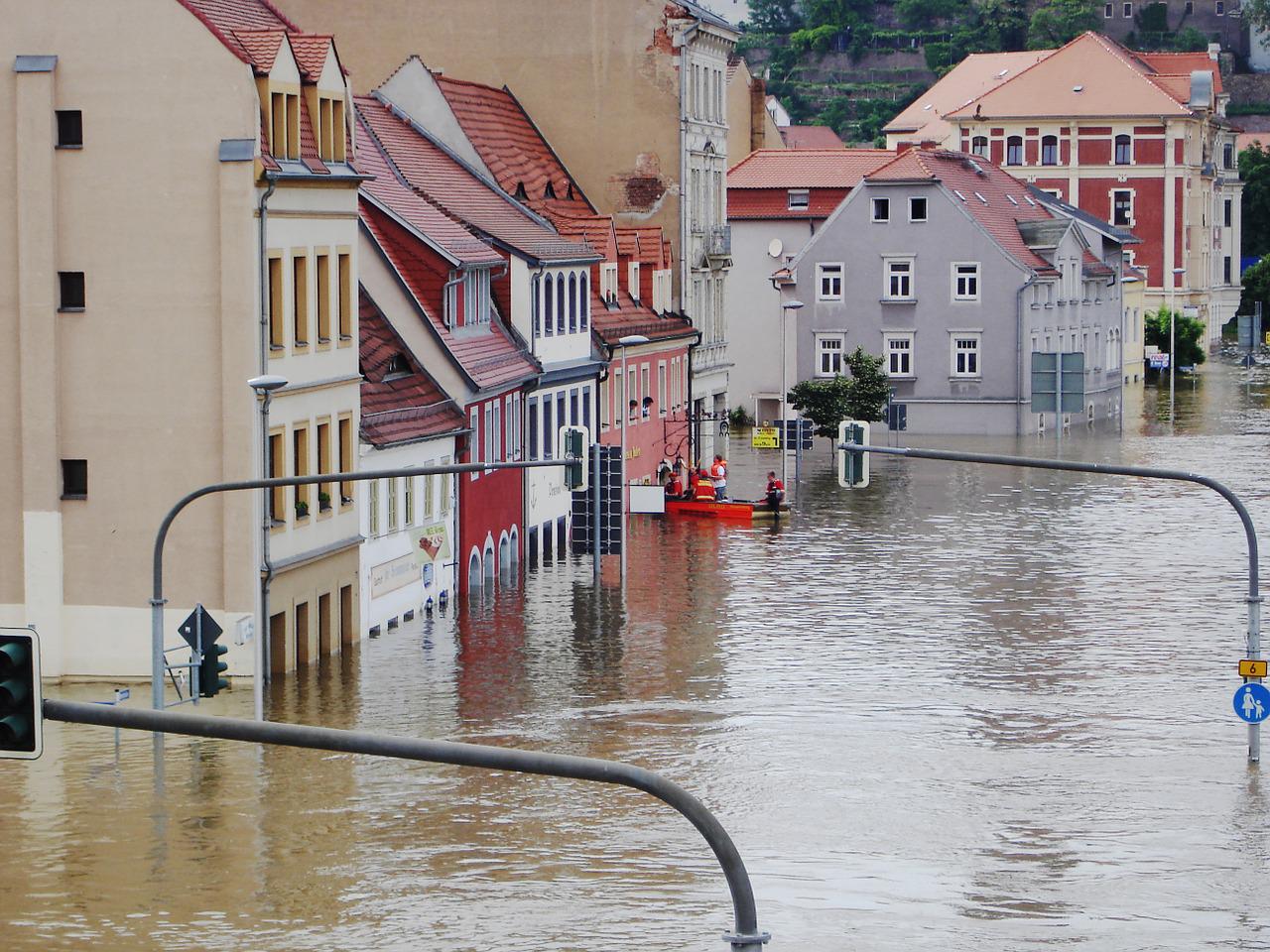 découvrez comment les crues peuvent affecter votre assurance habitation et les mesures à prendre pour être bien couvert en cas de dégâts des eaux.
