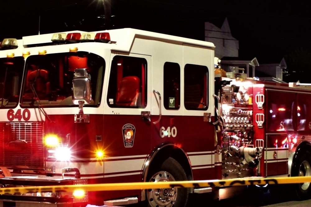 feu nocturne : un camping-car prend feu, intervention rapide et efficace des pompiers pour maîtriser l'incendie.