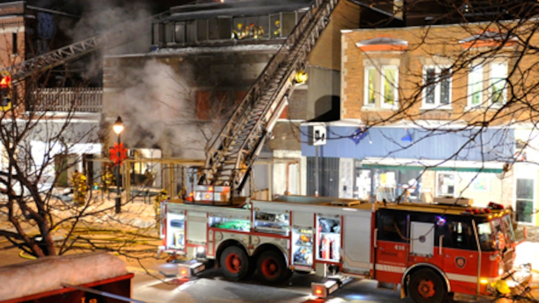 découvrez les détails de l'incendie criminel survenu à la ferme du jeune maire et les enquêtes en cours pour élucider cette affaire inquiétante.