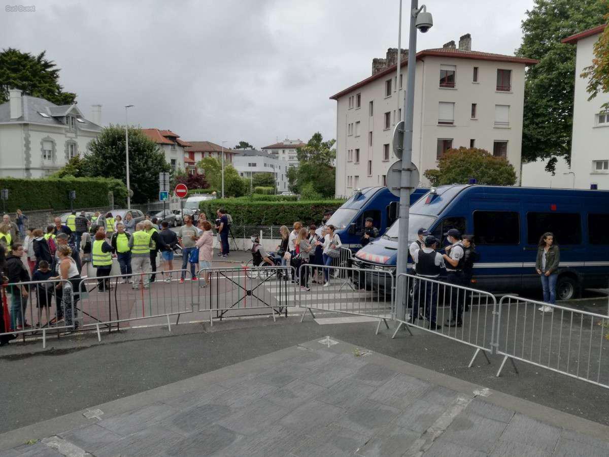 découvrez le salaire mensuel de thomas, policier à bordeaux, et les détails de sa rémunération dans la police bordelaise.