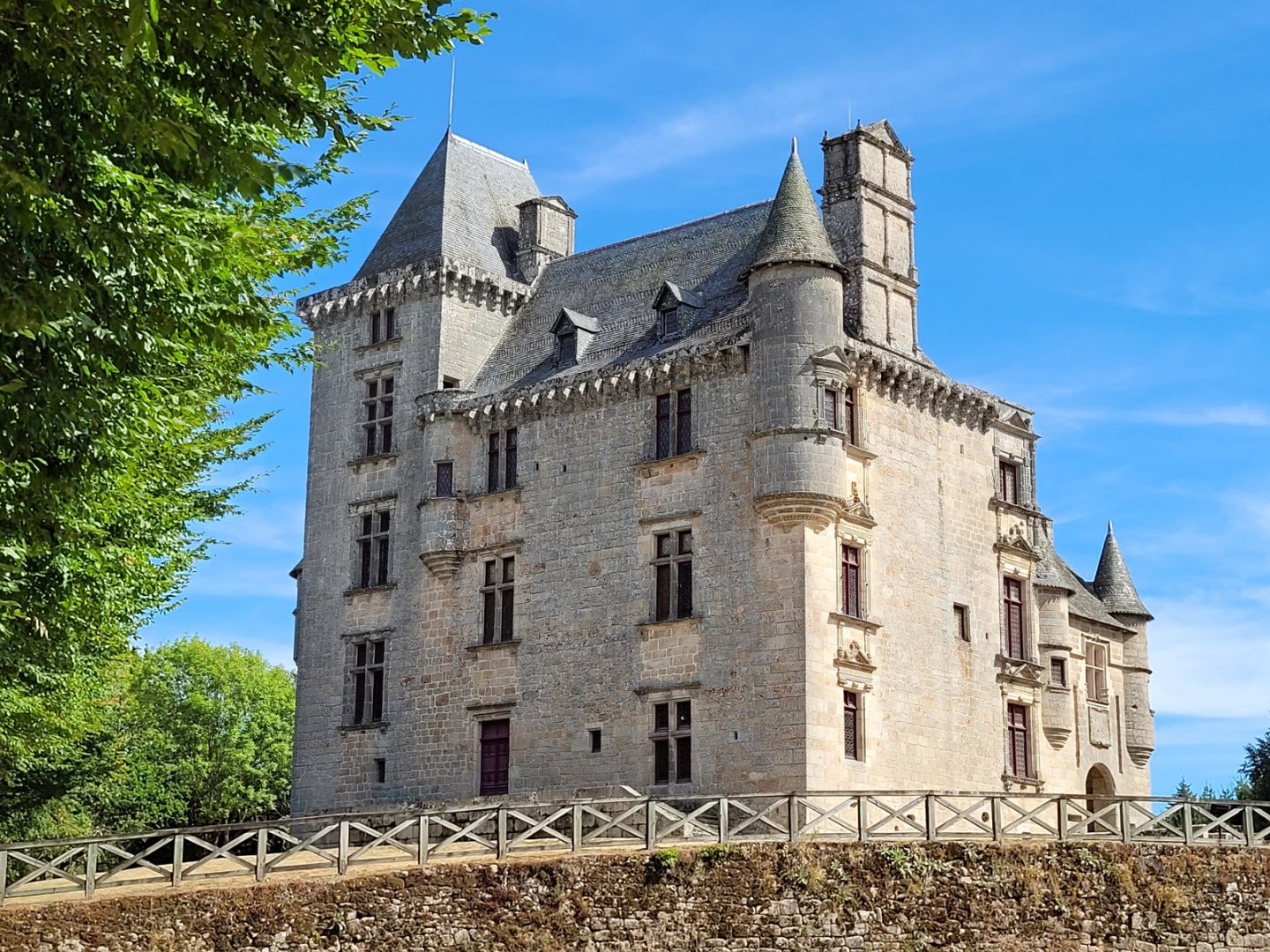 clergoux adopte son budget 2026 de 587 450 €, marquant une étape clé pour le développement local et les projets communautaires à venir.
