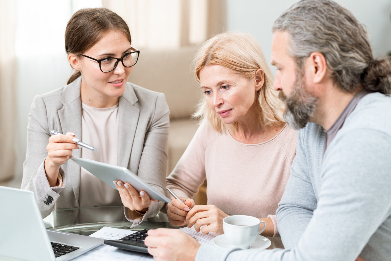 découvrez comment résilier votre contrat d'assurance sans frais grùce à la loi, et bénéficiez de conseils pratiques pour protéger vos droits et économiser.